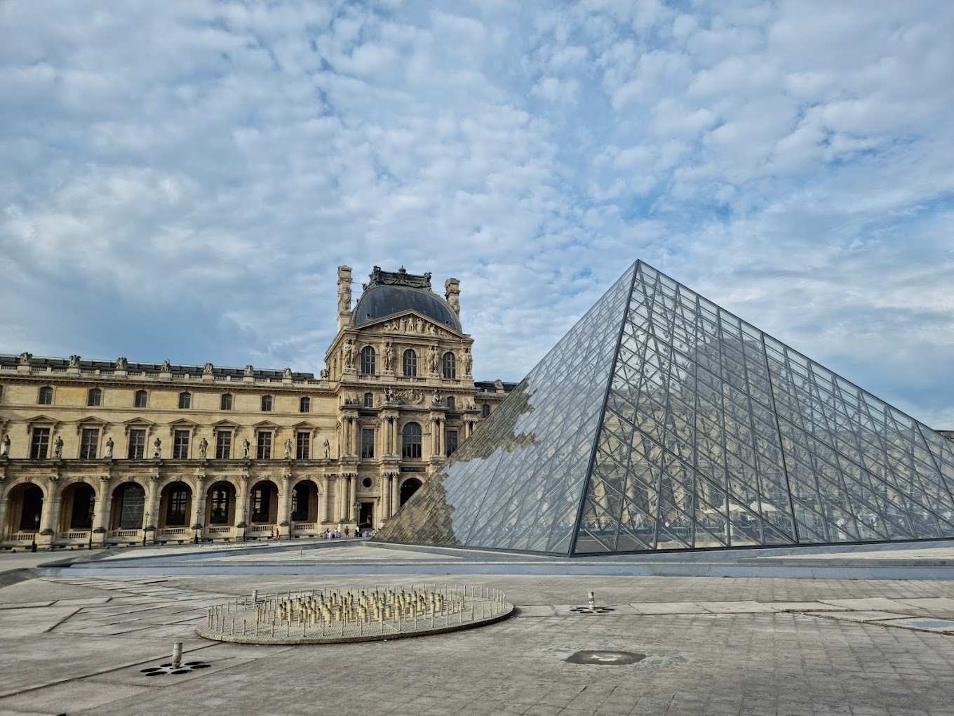 Pyramide du Louvre