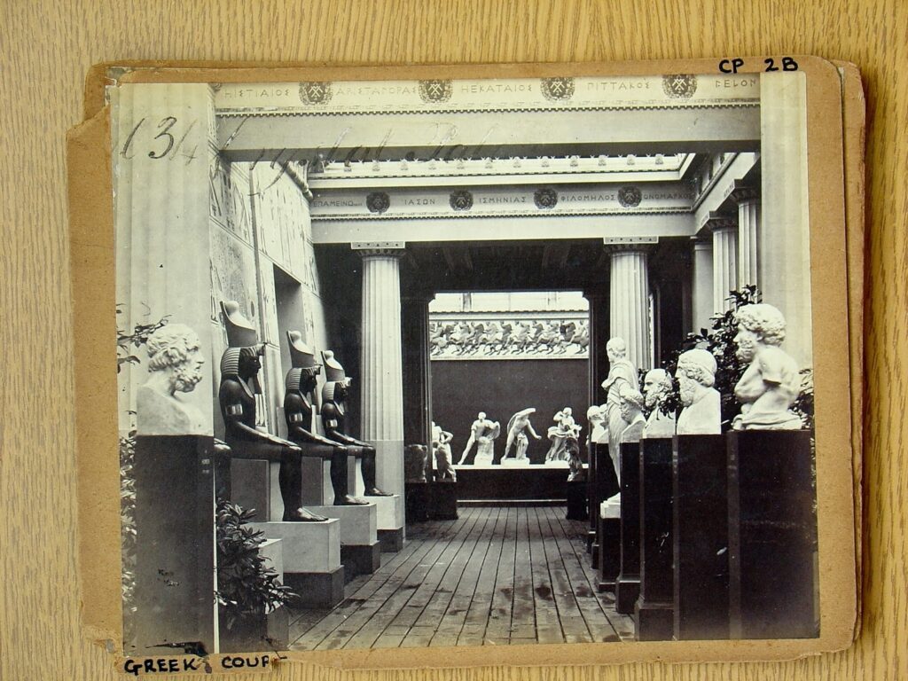 Fig. 6. Vestibule grec du Crystal Palace, faisant la transition entre la cour égyptienne et la cour grecque. Delamotte 1859.
