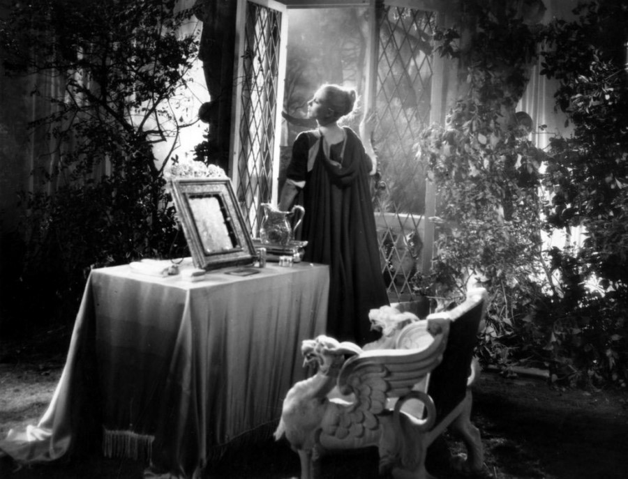 Fig. 11. Le miroir (Jean Cocteau, La Belle et la Bête, 1946)