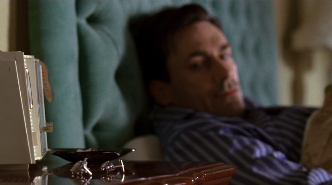 Les yeux de Don Draper, à son réveil dans le lit conjugal, tombent sur les boutons de manchette que Rachel Menken lui a offerts la veille