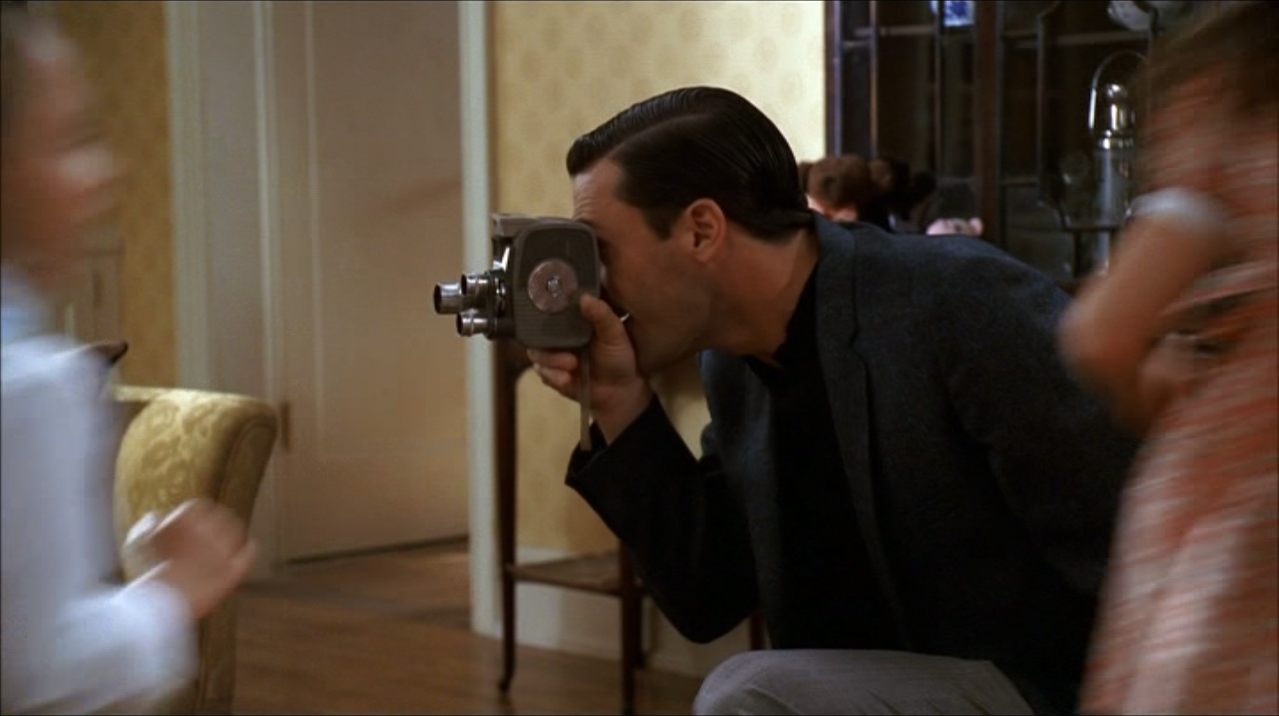 Don Draper filme les enfants qui courent autour de lui