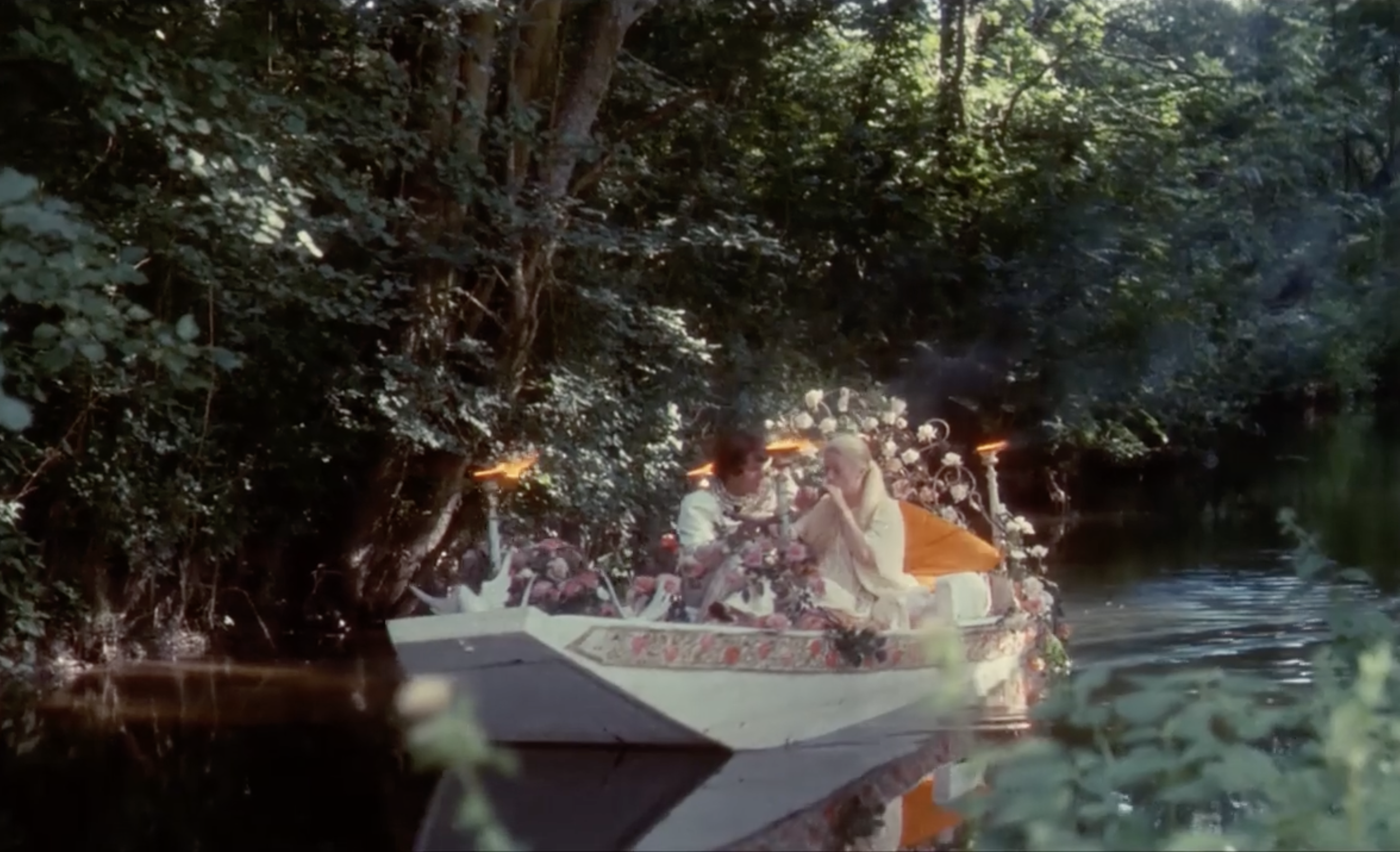 Fig. 7. Le prince passe le narguilé à Peau d’âne (Jacques Demy, Peau d’âne, 1’09’’38)