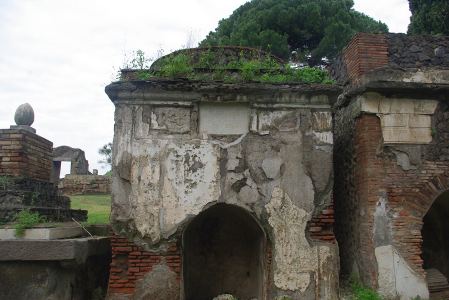 Façades de tombeaux revêtues de décorations en stuc, nécropole de la porta Nocera à Pompéi, Photographie Dorothée Neyme 2010.