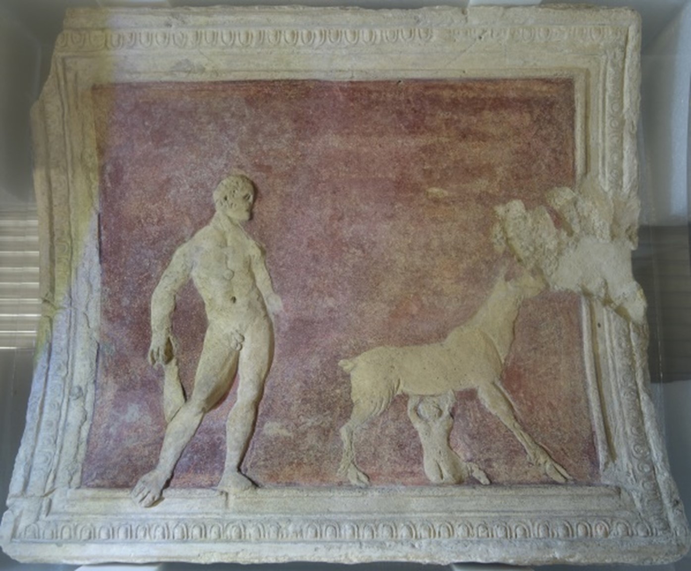 Stuc de Pouzzoles. Relief en stuc d’époque romaine provenant d’une tombe à Pouzzoles représentant une scène mythologique : Hercule qui regarde son fils Télèphe tétant la biche, conservé au musée du Louvre, photographie Dorothée Neyme, 2023.