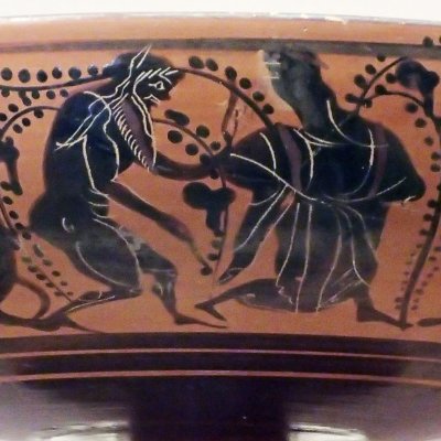 Satyre & ménade entre des yeux apotropaïques (Kylix à figures noires)