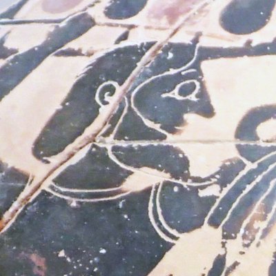 Héraclès poursuivant le sanglier d’Erymanthe (fgt de vase attique à fig. noires)