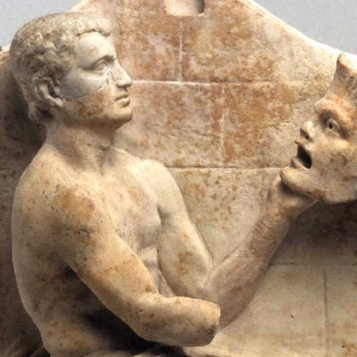 Poète assis (Ménandre ?) avec des masques de la nouvelle comédie (version de Princeton)