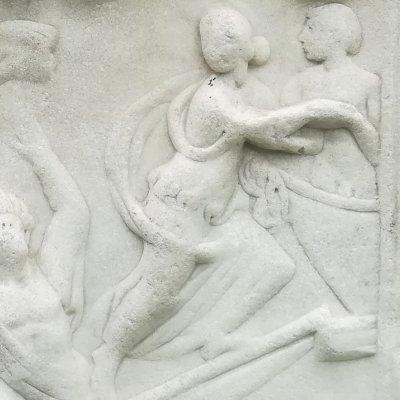 Iphigénie s'enfuit avec son frère Oreste ? (Mausolée des Spectatii)