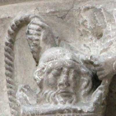 Virgile suspendu à un panier du haut d'une tour (Église Saint-Pierre de Caen)