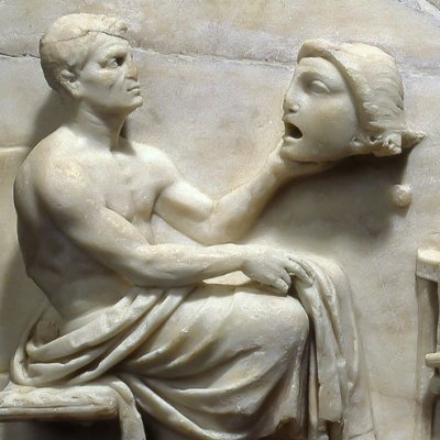 Poète assis (Ménandre ?) avec des masques de la nouvelle comédie (version du Vatican)