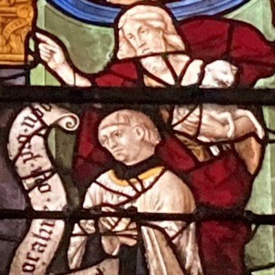 Verrière de la Vierge médiatrice : deux chanoines en prière (Châlons, église Notre-Dame en Vaux)