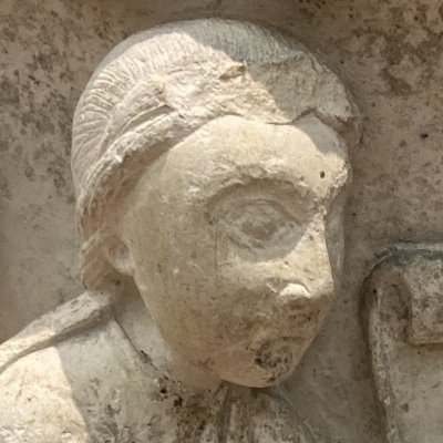 Chapiteau avec saint Jean évangéliste (Châlons, cloître de Notre-Dame en Vaux)