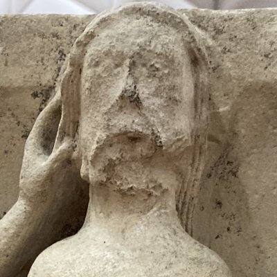 Chapiteau du baptême du Christ (Châlons, cloître de Notre-Dame en Vaux)
