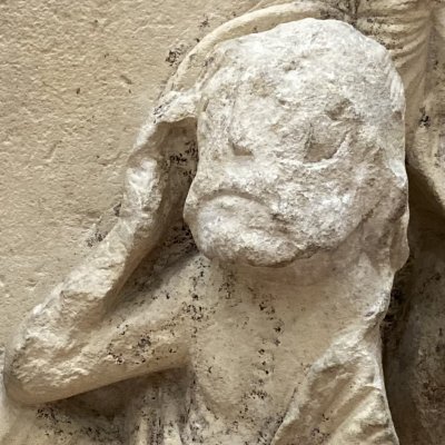 Chapiteau de la Résurrection de Lazare (Châlons, cloître de Notre-Dame en Vaux)