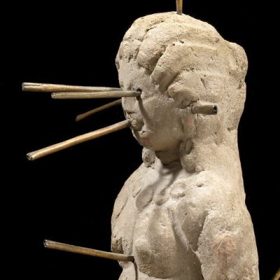 Figurine d'envoûtement, percée d'aiguilles (Égypte, IIIe ou IVe siècle)
