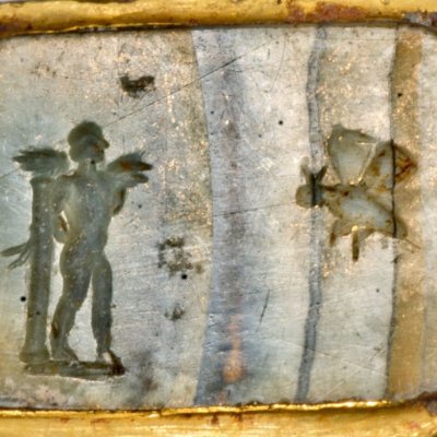 Éros enchaîné et papillon (bague à intaille)