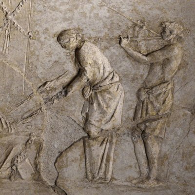 Allumage rituel des torches de l'autel (Décor en stuc d'une maison sous la Villa Farnesina)