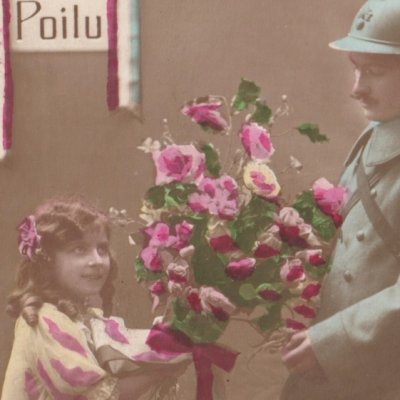 Pour la Saint Poilu, une fillette offre un bouquet à son père (carte postale) - Katz