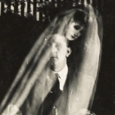 Couple avec un garçon et  le fantôme d'une femme - William Hope