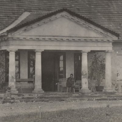 Jacek Malczewski sous le porche du manoir de Lusławice